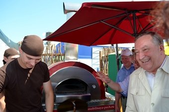 Компания Альфа Пицца представила новую модель мобильной печи на дровах