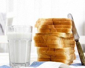Смольный просит ритейлеров ограничить цены на молоко и хлеб