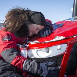 Участники экспедиции Antarctica2 и трактор MF 5610 успешно достигли Южного полюса и завершили путешествие на российской арктической станции Новолазаревская