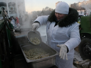 Жители Перми съели 50 тысяч пельменей на эстафете Олимпийского огня
