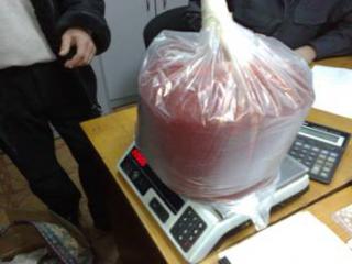 Госинспекторы изъяли 53,5 кг красной и черной икры у пассажира поезда Тында-Москва