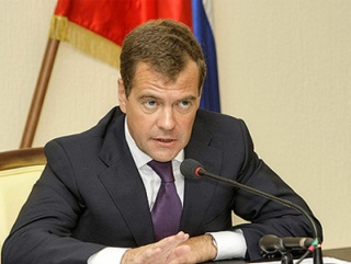 Медведев не удовлетворен объемами выпуска молока и мяса в РФ