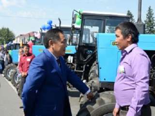 Молодые тувинские фермеры получили белорусские тракторы