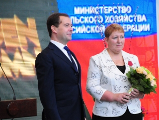 Дмитрий Медведев наградил саратовскую доярку медалью