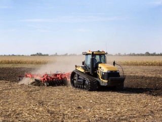 Российским аграриям представили обновленные модели гусеничного трактора Challenger