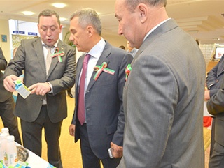 Глава РТ посетил выставку сельхозпродукции в здании регионального правительства